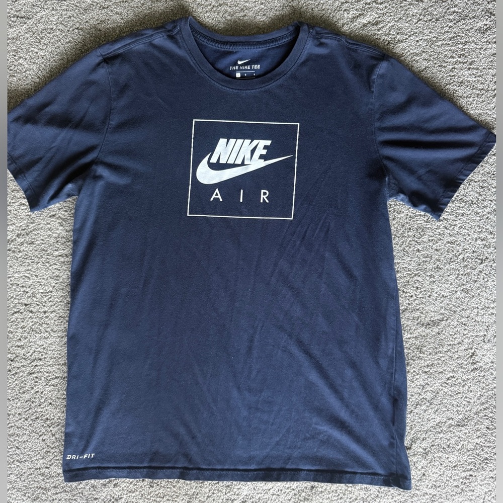 Nike Air Sportswear Men’s Boxed Logo Navy Blue & White Graphic Drifit Tee, L EUC